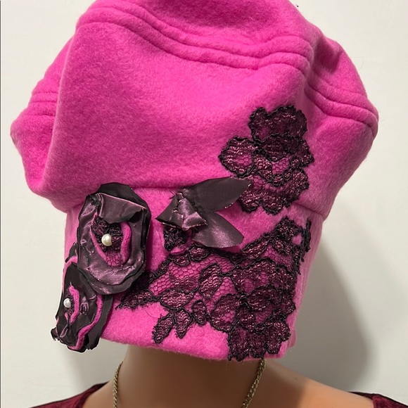 Stylish Fuchsia Beret with Black Lace Accent main image 7